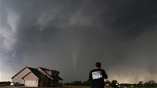 Pásmo tornád se pomalu p�esouvá na jihovýchod státu Kansas (20. kv�tna)