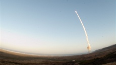Start americké mezikontinentální stely Minuteman III z kalifornské základny...