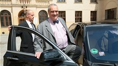 Ministr zahranií Karel Schwarzenberg odjídí z tiskové konference TOP 09 v