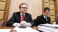 Ministr bez portfeje Petr Mlsna (vlevo) pi jednání Ústavního soudu o návrhu na