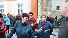 Lidé v Duchcov se seli na protiromské demonstraci (29. kvtna 2013).