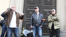 Svolavatelé protiromské demonstrace v Duchcov� (29. kv�tna 2013).