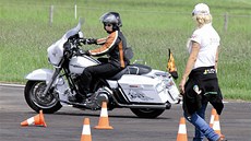 Mirka Homolová uí kluky jezdit na motorce.