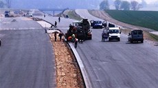 Dlníci pracují na stavb dálnice D3 mezi Táborem a Veselím. Úsek by mli