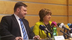 Ministryn� práce a sociálních v�cí Ludmila Müllerová a �editel odboru