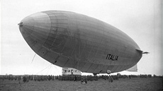Poloztu�ená vzducholo� Italia p�istává ve Stolpu.