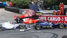 GP2 v Monaku: Začátek hromadné havárie v St. Devote: Cecotto vytlačil Leimera.
