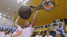 BAREVNÝ POHÁR. Radoslav Ran�ík z Nymburka se raduje s pohárem pro ligového