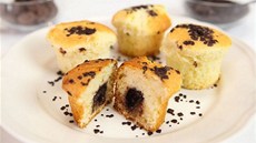 Muffiny s pralinkou servirované s �okoládovými chipsy