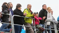 Horolezec Radek Jaro (v zelené bund) pozorn sledoval závody svtového poháru