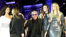 Roberto Cavalli se svými múzami vetn eské topmodelky Terezy Maxové