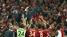Fotbalisté Bayernu Mnichov oslavují svého trenéra Juppa Heynckese.