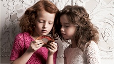 Krajkové �aty v délce nad kolena a s krátkým rukávem jsou inspirované