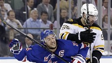 Johnny Boychuk (vpravo) z Bostonu v souboji s Ryanem Callahanem, kapitánem NY