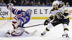 védský branká Henrik Lundqvist sice zatím nedostal gól od Jágra, ale jeho Rangers v sérii proti Bostonu ztrácí.