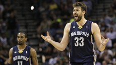 Marc Gasol (v popedí) a Mike Conley z Memphisu nesouhlasí s verdikterm