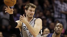 Tiago Splitter (vlevo) ze San Antonia hledá volnjího spoluhráe, ubránil ho