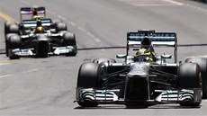 Nico Rosberg (vpravo) ze stáje Mercedes jede v ele Velké ceny Monaka formule 1.