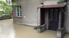 Prasklé vodovodní potrubí vyplavilo tyi domy na Praze 4. (26.5.2013)