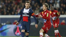 �ESKÝ ZÁLO�NÍK VS. SLAVNÝ ZÁLO�NÍK. Mario Li�ka z Brestu (vpravo) napadá Davida