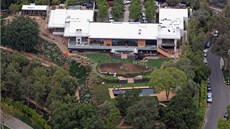 Americká here�ka Jennifer Annistonová si v lednu 2012 koupila v Los Angeles...