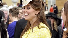 T�hotná vévodkyn� z Cambridge Catherine na zahradní slavnosti v Buckinghamském...