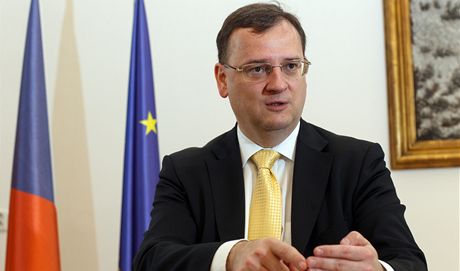 Premiér Petr Neas bhem rozhovoru pro MF DNES (31. kvtna 2013)