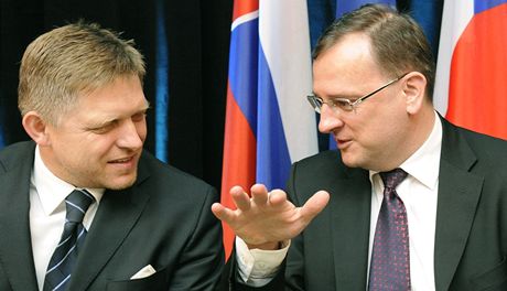 Premiéi Petr Neas a Robert Fico na Evropském jaderném fóru v Praze.