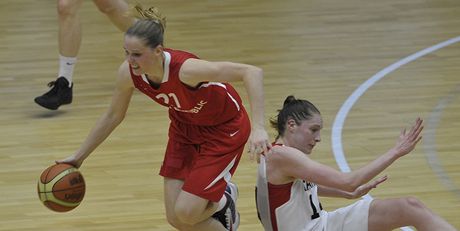 eská basketbalistka Alena Hanuová (v erveném) bhem utkání s Kanadou.