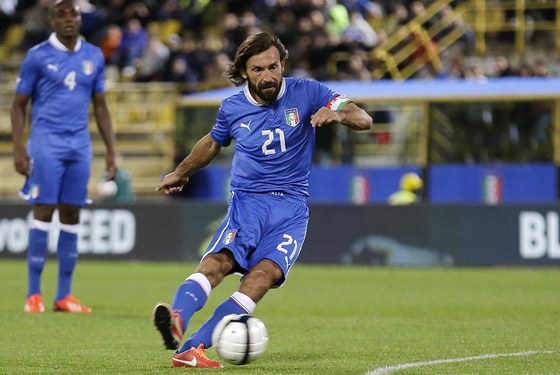 Kapitán italských fotbalist Andrea Pirlo stílí na branku San Marina.