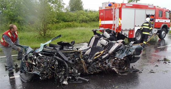 idi citroënu se pi pedjídní eln srazil s protijedoucím kamionem. Na míst byl mrtvý.