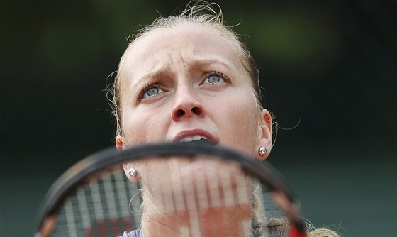 eská tenistka Petra Kvitová se chystá podávat ve 2. kole Roland Garros.