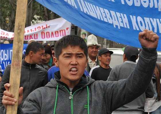 Tisíce Kyrgyz protestují proti kanadským vlastníkm zlatého dolu. Snímek...