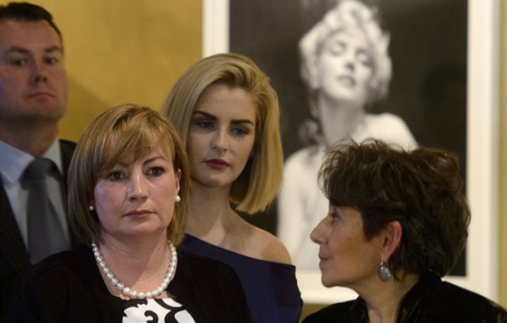 Výstavu Marilyn slavnostn zahájila první dáma Ivana Zemanová s dcerou