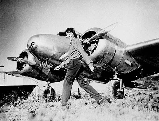 Amelia Earhartová se svým letounem Lockheed Electra 10E