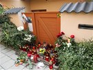 Kvtiny a svíky ped domem zavradné rodiny v Ivanovicích (31. kvtna 2013)