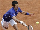JEDNIKA V AKCI. Srbský tenista Novak Djokovi hraje 2. kolo Roland Garros.