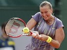 BUM! eská tenistka Petra Kvitová zasahuje míek ve 2. kole Roland Garros.