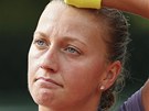 DINA. eská tenistka Petra Kvitová si utírá pot z ela bhem zápasu 2. kola