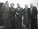 Frantiek Wiendl s rodinou a páteli po proputní z vzení v roce 1960.