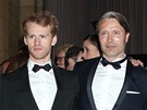 Cyron Meville (vlevo) a Mads Mikkelsen na udílení Oscar za rok 2012