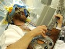 Amerian si v prbhu operace mozku hrál na kytaru.