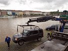 Odtahová sluba spolu s mstskou policií odtahovala auta z náplavky u Vltavy