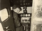 Amelia Earhartová v kokpitu svého Lockheedu Electra