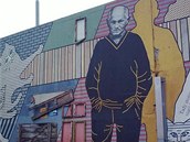 "Portrét Bohumila Hrabala" namalovaný na zdi v ulice Na hrázi,  kde Hrabal il