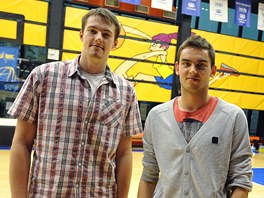 Ond�ej Balv�n (vlevo) a Tom� Satoransk� p�zuj� v hale na Folimance po n�vratu...