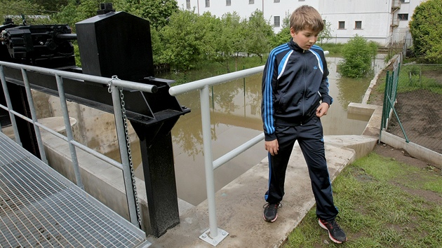 Rozvodněná Klabava protekla nedovřenými protipovodňovými vraty a zatopila chatku a zahradu v Nové Huti u Dýšiny na Plzeňsku (31. května 2013)