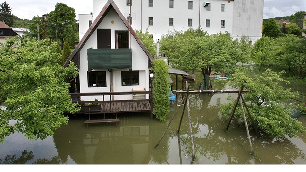 Rozvodněná Klabava protekla nedovřenými protipovodňovými vraty a zatopila chatku a zahradu v Nové Huti u Dýšiny na Plzeňsku (31. května 2013)