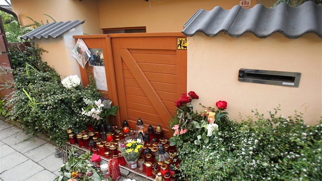 Květiny a svíčky před domem zavražděné rodiny v Ivanovicích (31. května 2013)