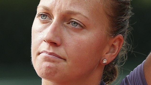 DINA. esk tenistka Petra Kvitov si utr pot z ela bhem zpasu 2. kola Roland Garros.